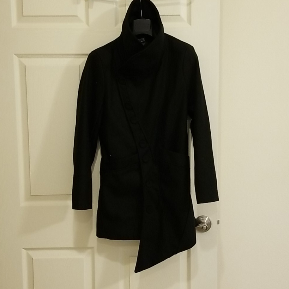 Guweini Wrap-Collar Asymmetric Hem Coat